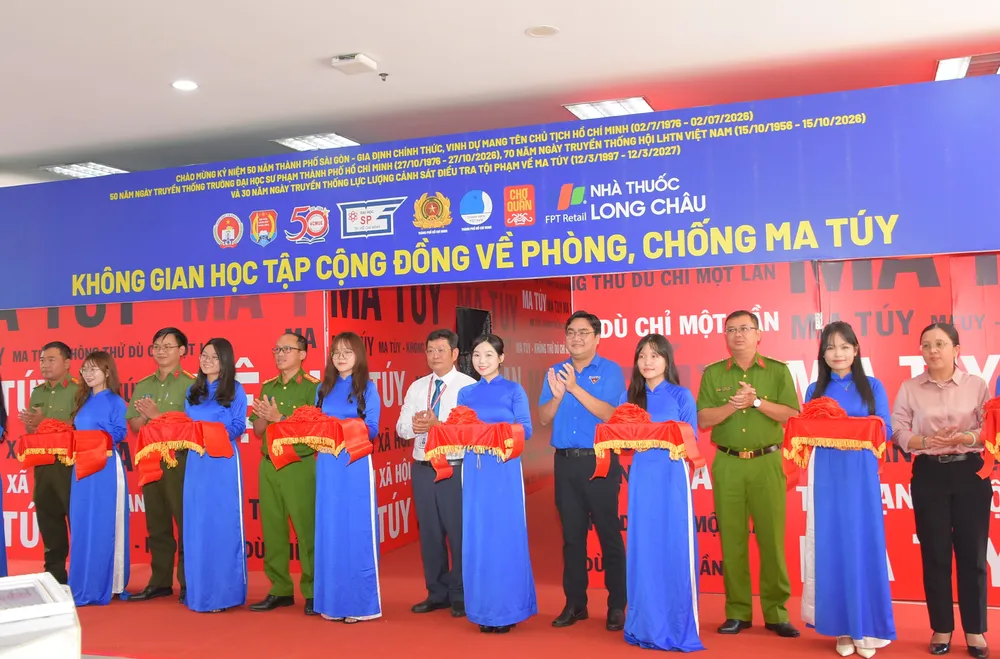 Các đại biểu thực hiện nghi thức cắt băng khánh thành “Không gian học tập cộng đồng về phòng, chống ma túy”.
