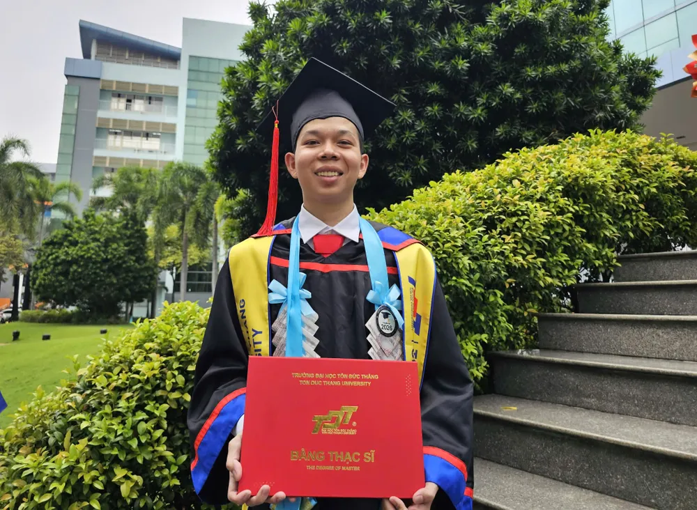 Niềm vui của tân thạc sĩ Nuth Sokrite trong ngày nhận bằng tốt nghiệp, 23-10.