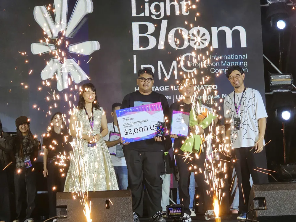 Ban tổ chức trao Giải Thưởng Lớn Hạng mục Chuyên nghiệp (giải cao nhất) cho Sampaikan (Indonesia) với Living Ornament.