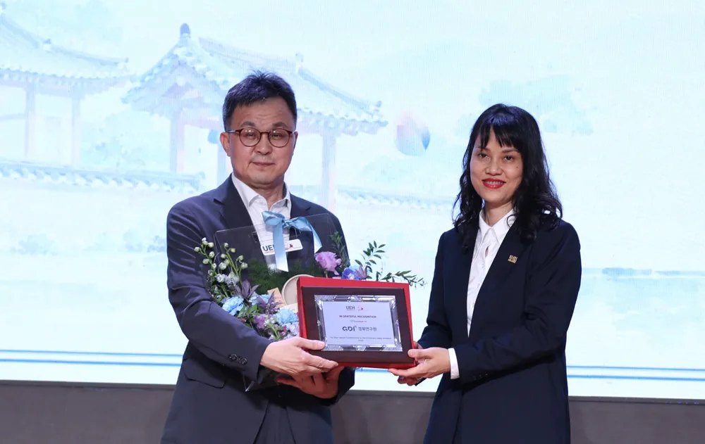 PGS-TS Trịnh Thùy Anh, Hiệu trưởng Trường Công nghệ và Thiết kế UEH trao hoa và thư cám ơn đến ông Park Si-heung, Phó Huyện trưởng huyện Bonghwa (Hàn Quốc).