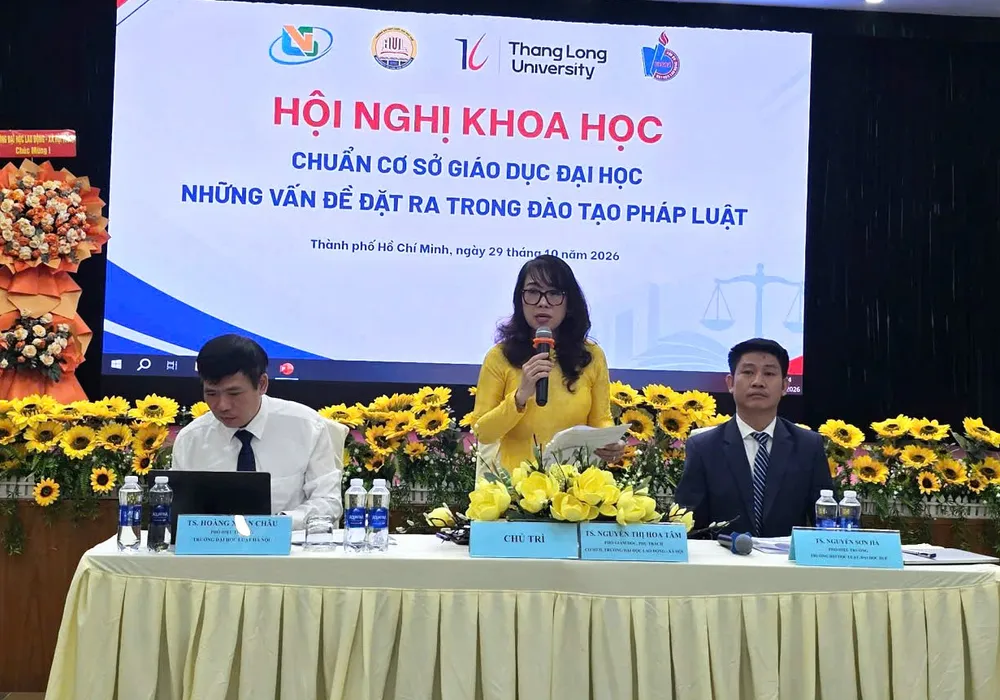 TS Nguyễn Thị Hoa Tâm, Phó Giám đốc phụ trách Cơ sở II, Trường ĐH Lao động – Xã hội, phát biểu điều hành hội nghị.