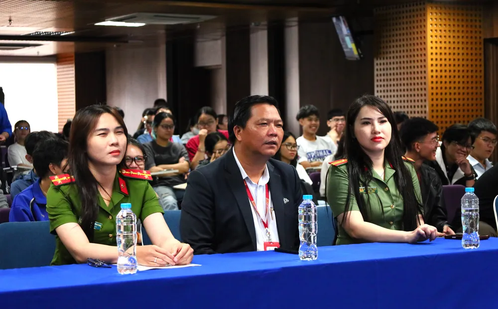DH_Hoa_Sen_tap_huan_chong_lua_dao.JPG