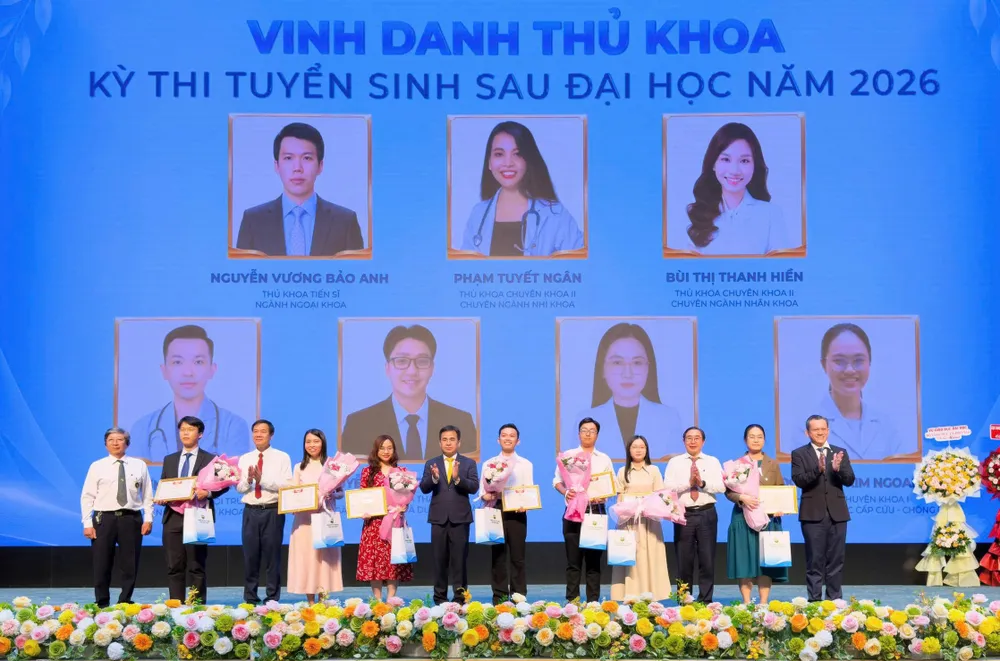 Nhà trường tuyên dương các thủ khoa đầu vào kỳ tuyển sinh sau đại học năm học 2026-2027.