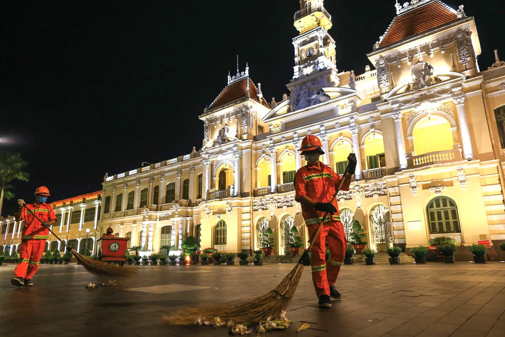 Lặng lẽ tiếng chổi những đêm giãn cách ảnh 14