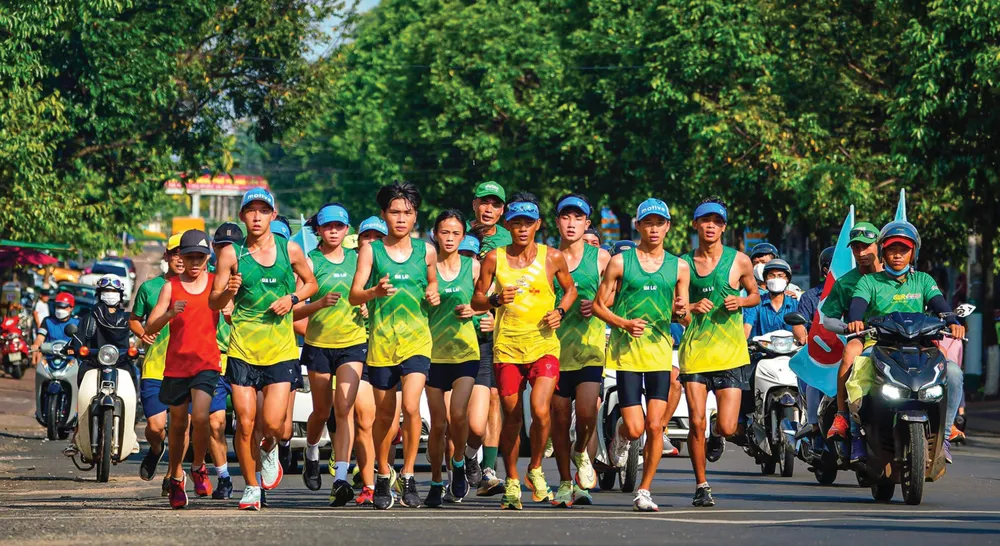 “Dị nhân” marathon Nguyễn Văn Long: 31 ngày chạy bộ xuyên Việt ảnh 4