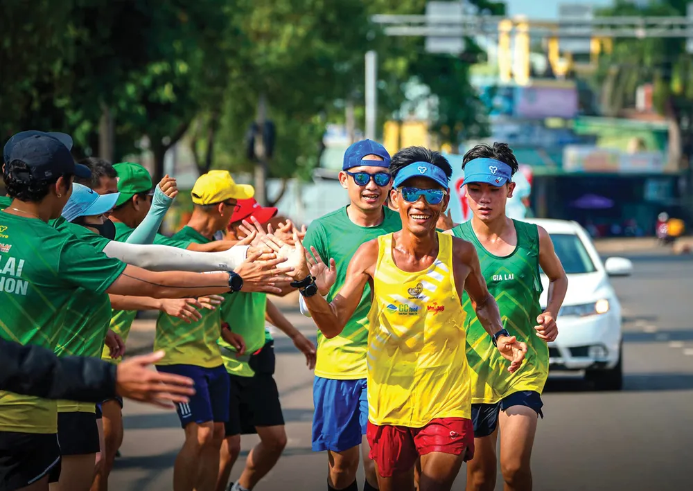 “Dị nhân” marathon Nguyễn Văn Long: 31 ngày chạy bộ xuyên Việt ảnh 11