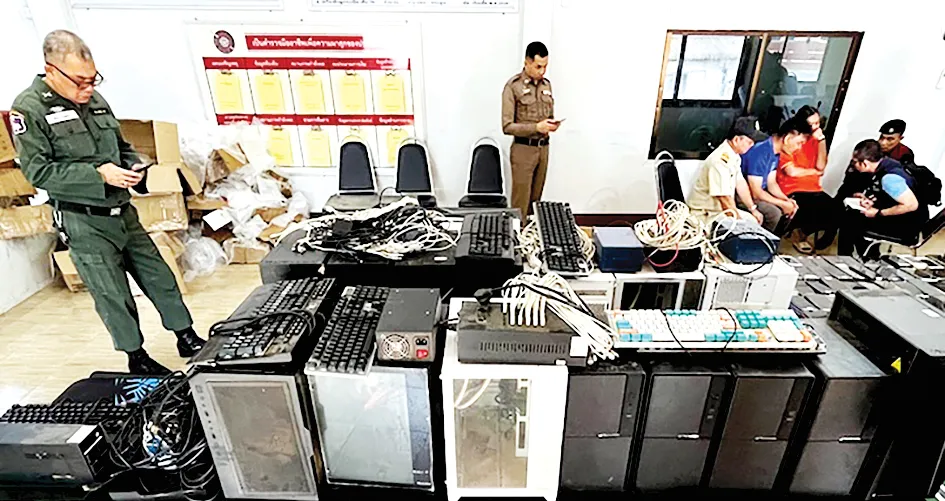 Cảnh sát Thái Lan thu giữ các thiết bị dùng để lừa đảo tại khu vực gần biên giới với Myanmar. Ảnh: COMMSRISK