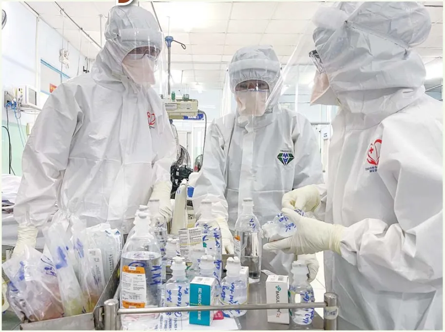 SG21072021 - Các bác sĩ đang chuẩn bị điều trị cho bệnh nhân F0 nặng tại bệnh viện Trưng Vương, quận 10, TPHCM. Ảnh Hoàng Hùng.jpg