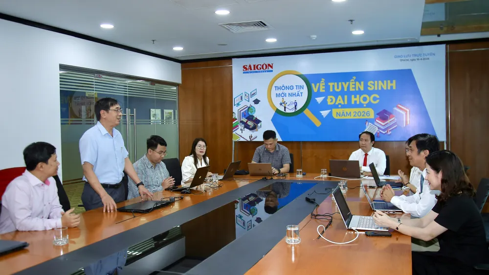 Phó Tổng Biên tập Báo Sài Gòn Giải Phóng Trương Đức Nghĩa trao đổi cùng các chuyên gia tuyển sinh tại buổi giao lưu trực tuyến, sáng 16-4. Ảnh: DŨNG PHƯƠNG