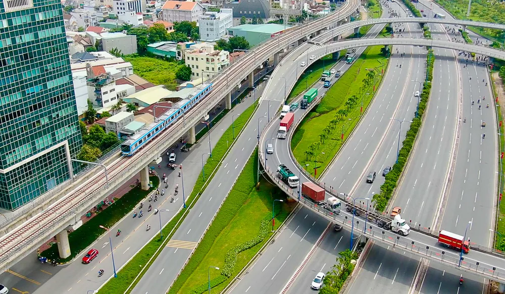 10-20230829-122419_Tàu Metro thử nghiệm chuyến đầu tiên_ Tàu di chuyển tại ngã ba Cát Lái.jpg