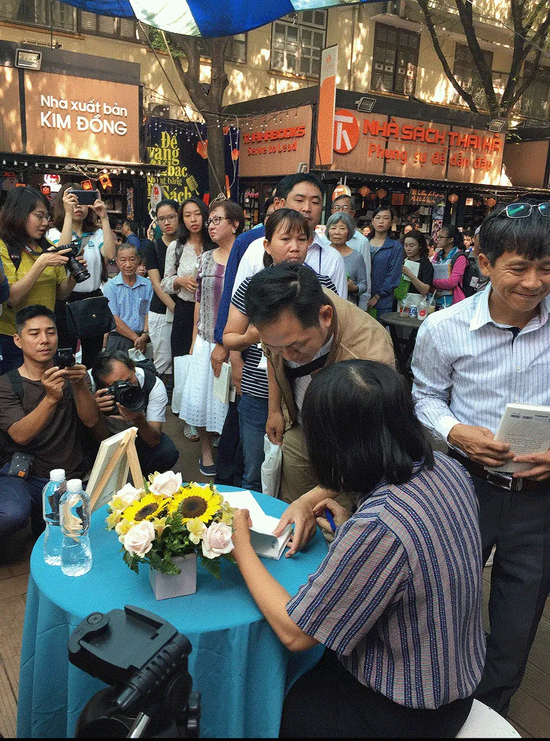 Bạn đọc xếp hàng dài chờ xin chữ ký của nhà văn Nguyễn Ngọc Tư ảnh 4