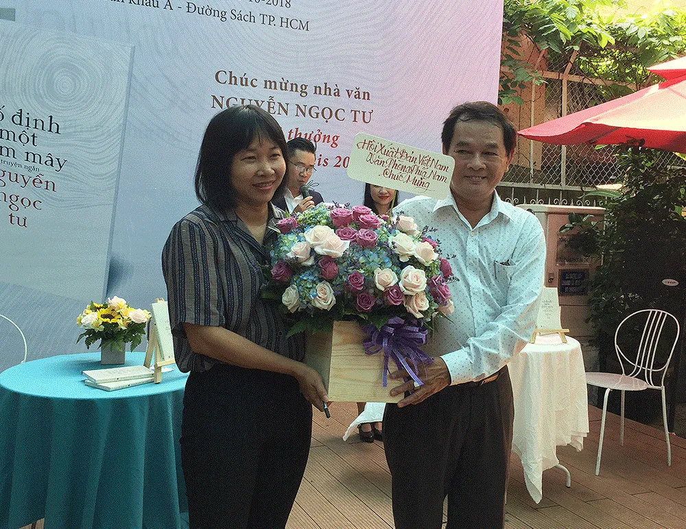 Bạn đọc xếp hàng dài chờ xin chữ ký của nhà văn Nguyễn Ngọc Tư ảnh 1