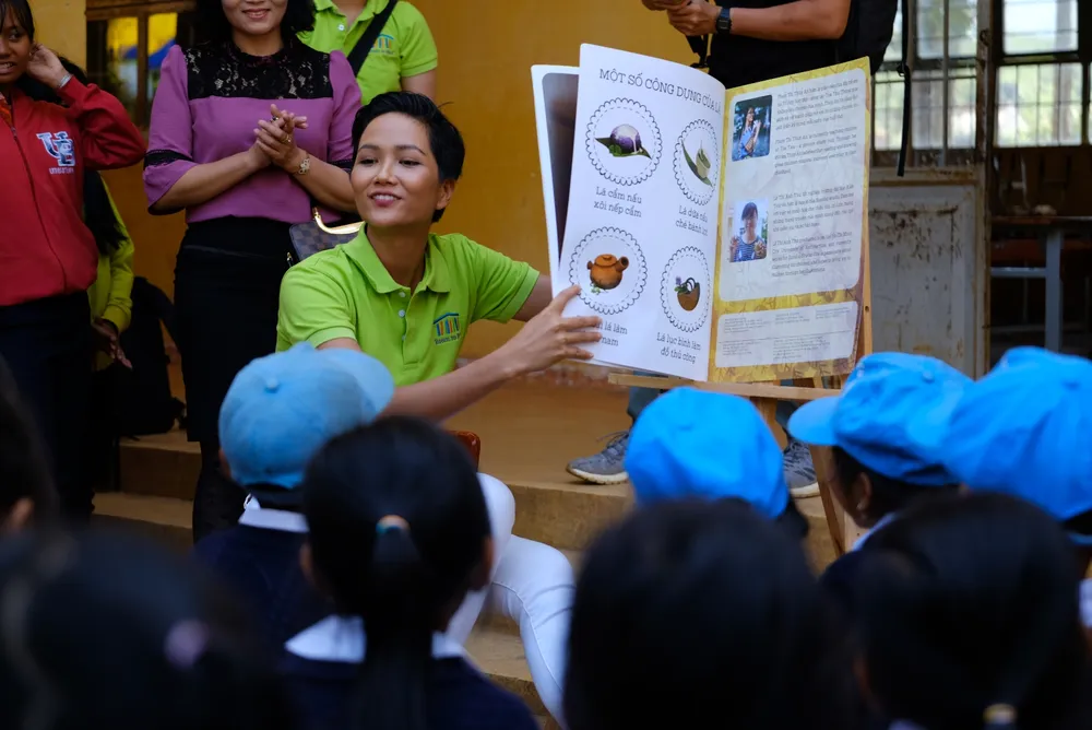 H’Hen Niê: “Không đọc sách, không có điều kiện tiếp cận sách, thật bất công với các em“ ảnh 3