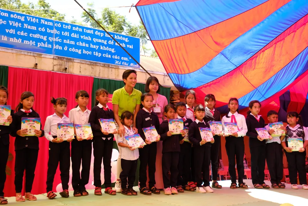 H’Hen Niê: “Không đọc sách, không có điều kiện tiếp cận sách, thật bất công với các em“ ảnh 2