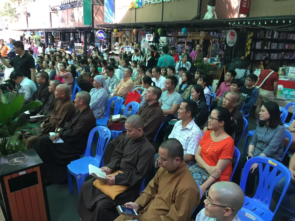 Ra mắt sách về hạnh phúc, sư cô dùng toàn bộ nhuận bút làm từ thiện  ảnh 3