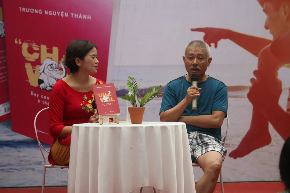 Giáo sư “quần đùi” ra mắt sách về dạy con thời đại số  ảnh 2