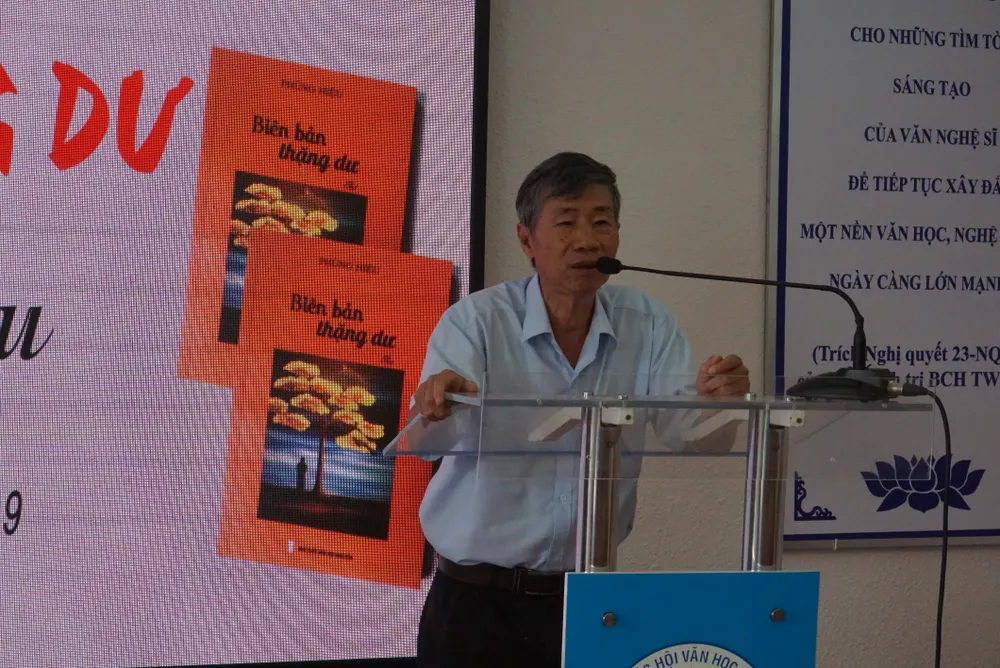 Nhà thơ Phùng Hiệu ra mắt tập thơ “Biên bản thặng dư” ảnh 4