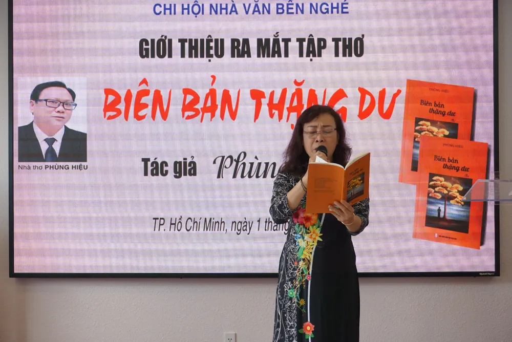 Nhà thơ Phùng Hiệu ra mắt tập thơ “Biên bản thặng dư” ảnh 5