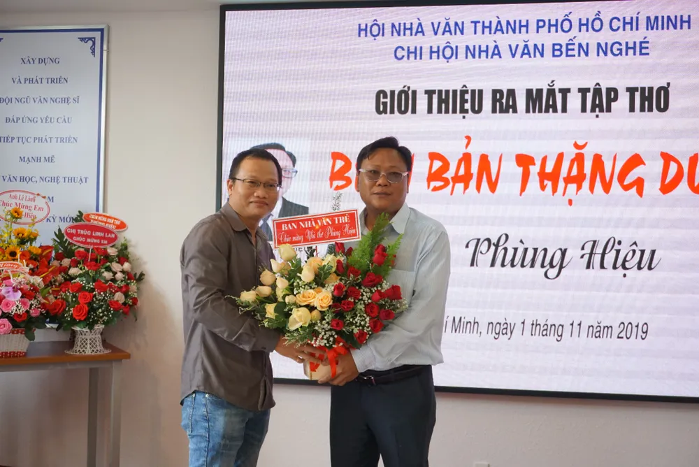 Nhà thơ Phùng Hiệu ra mắt tập thơ “Biên bản thặng dư” ảnh 3