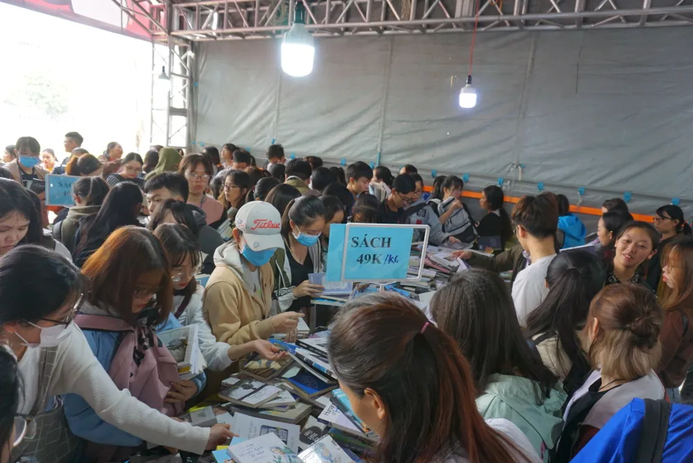 Nhiều hội sách cũ được tổ chức, giá rẻ như cho ảnh 3