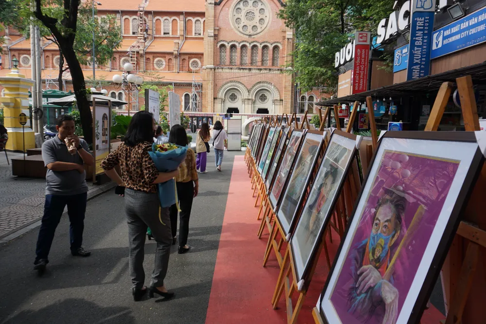 Khi người nổi tiếng đeo khẩu trang ảnh 5