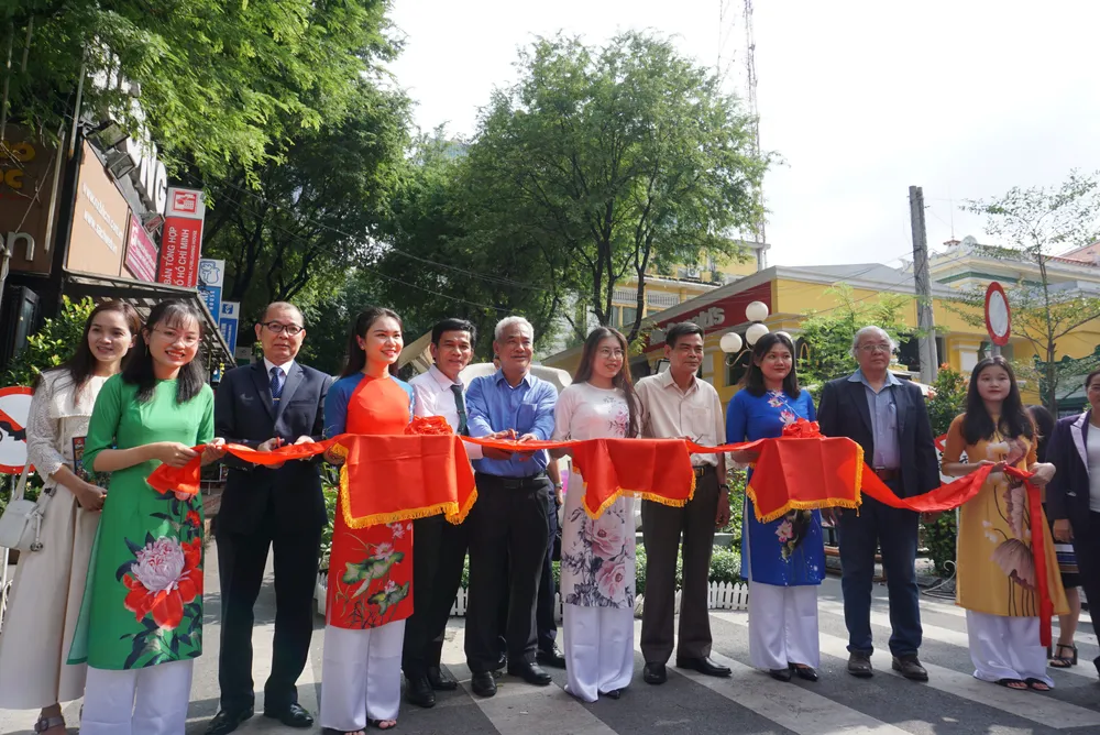 Khi người nổi tiếng đeo khẩu trang ảnh 1