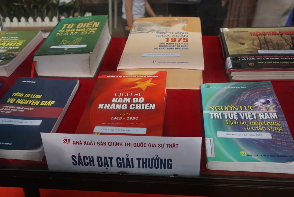 Tọa đàm sách về xây dựng và quản trị thành phố thông minh  ảnh 4