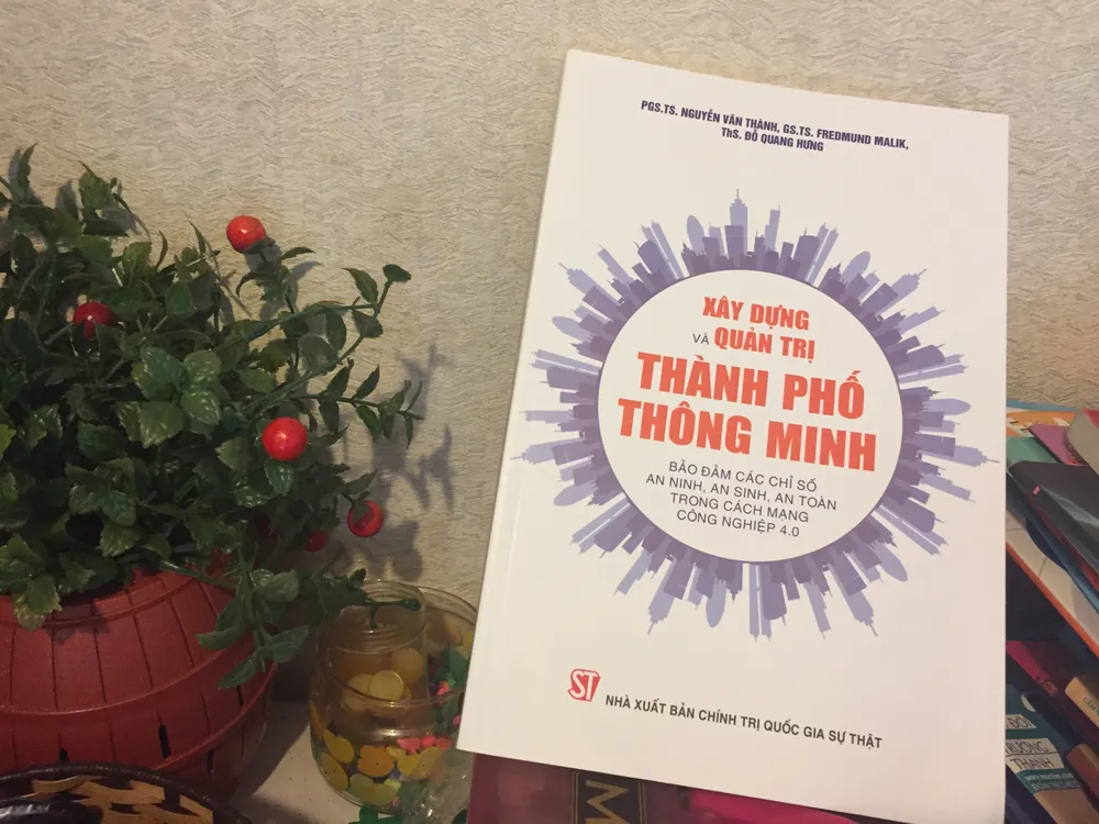 Tọa đàm sách về xây dựng và quản trị thành phố thông minh  ảnh 2