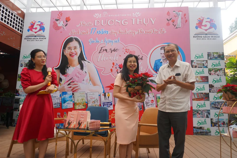 Nhà văn Dương Thụy chia sẻ về tình yêu không biên giới ảnh 2