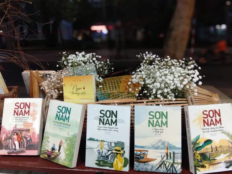 Trao tặng bộ sách 20 tựa cho gia đình nhà văn Sơn Nam ảnh 3