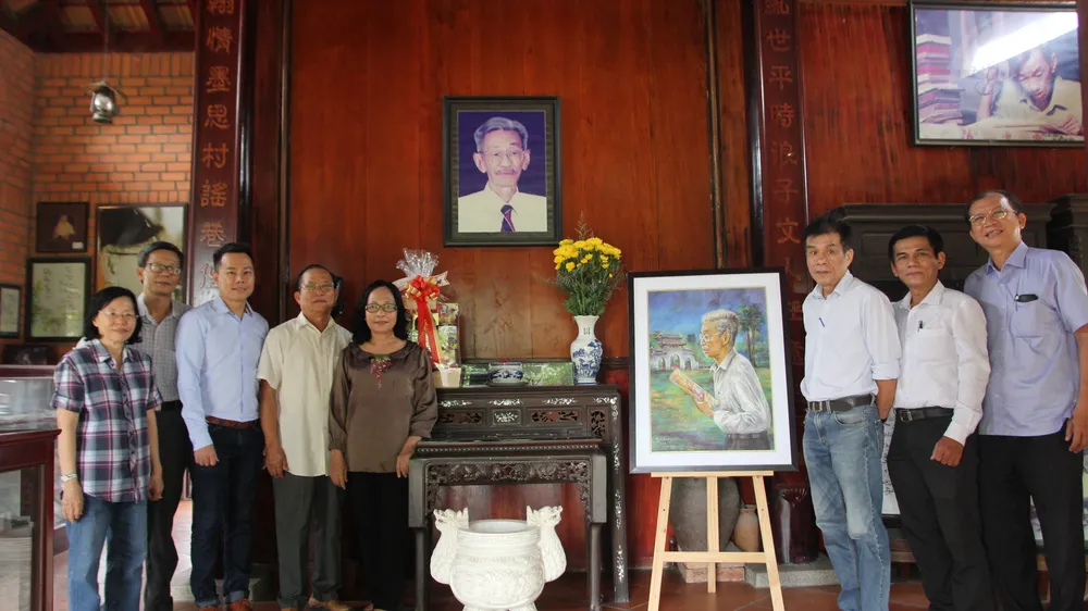 Trao tặng bộ sách 20 tựa cho gia đình nhà văn Sơn Nam ảnh 2