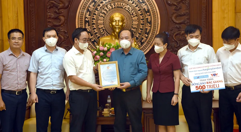 Nhóm thiện nguyện Hạt giống tâm hồn trao tặng 1 tỷ đồng cho người dân ở tâm dịch ảnh 1