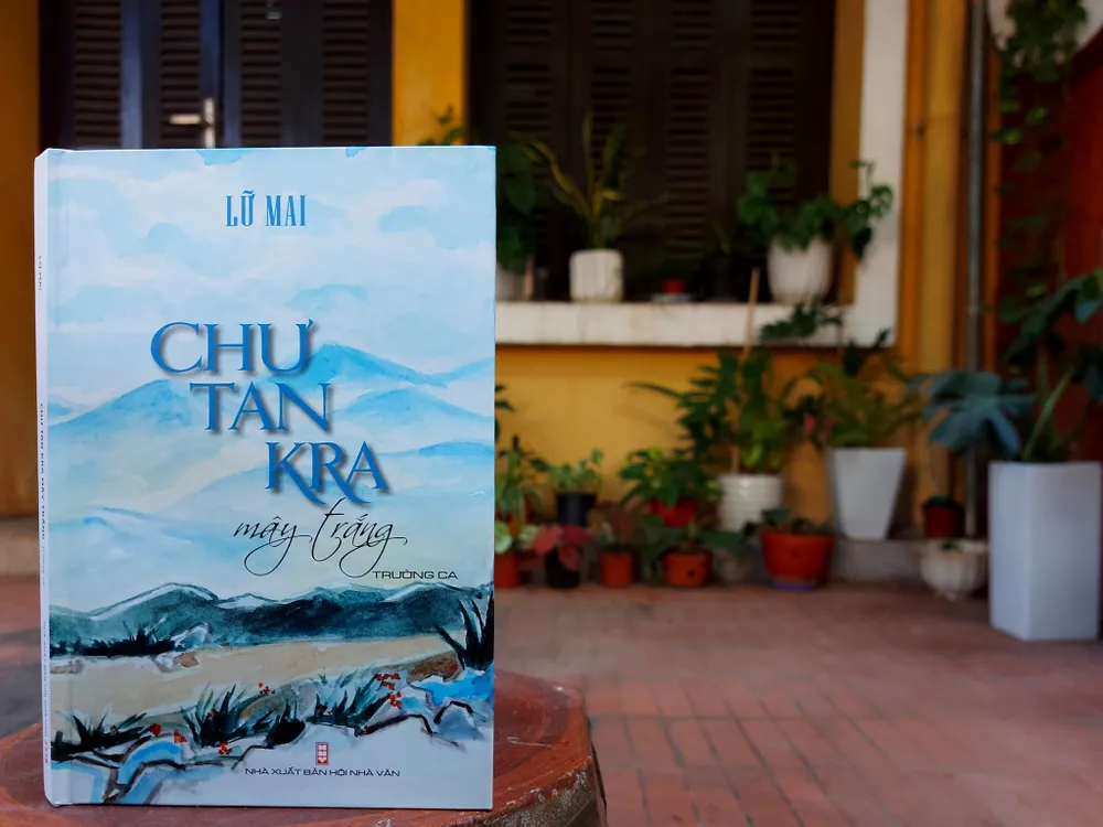 Nhà thơ trẻ Lữ Mai ra mắt trường ca về “Trung đoàn mũ sắt“ ảnh 1