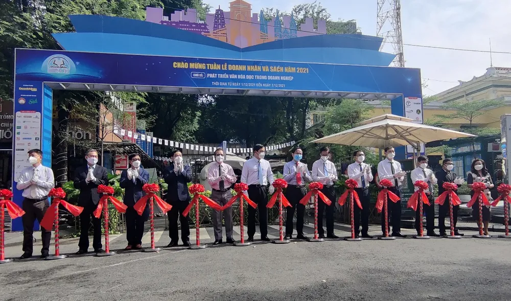 Vinh danh 10 cuốn sách đáng đọc tại Tuần lễ Doanh nhân và Sách năm 2021 ảnh 1