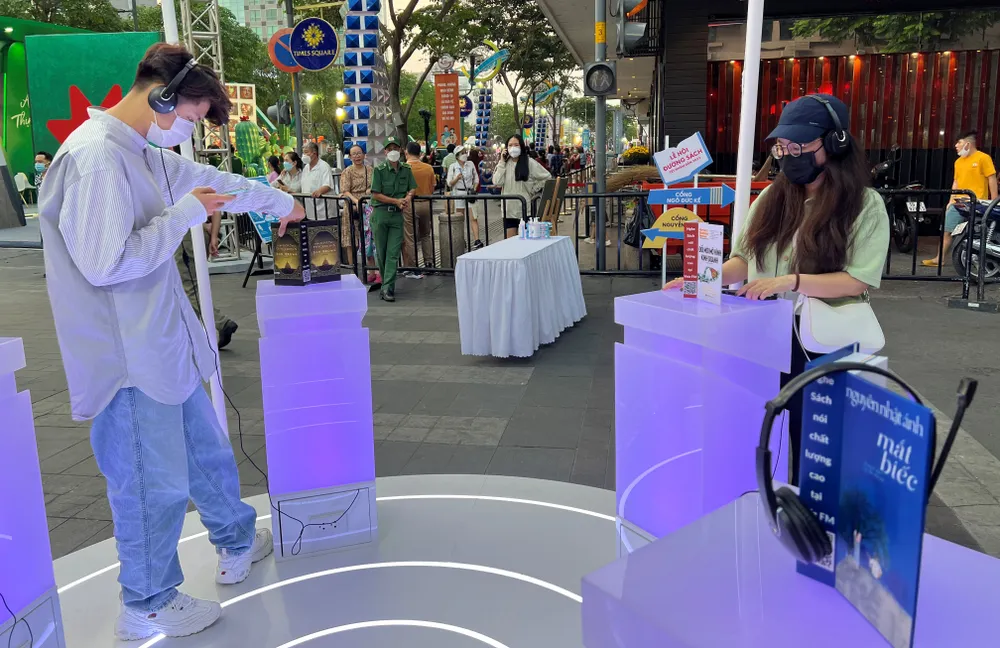  “Sách không chữ”, “Toa tàu tương lai” tại Lễ hội Đường sách Tết Nhâm Dần 2022  ảnh 3