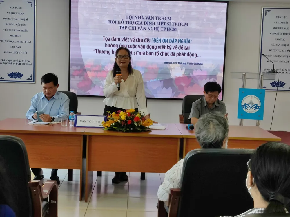 Đền ơn đáp nghĩa là món nợ và quà tặng của người viết ảnh 1