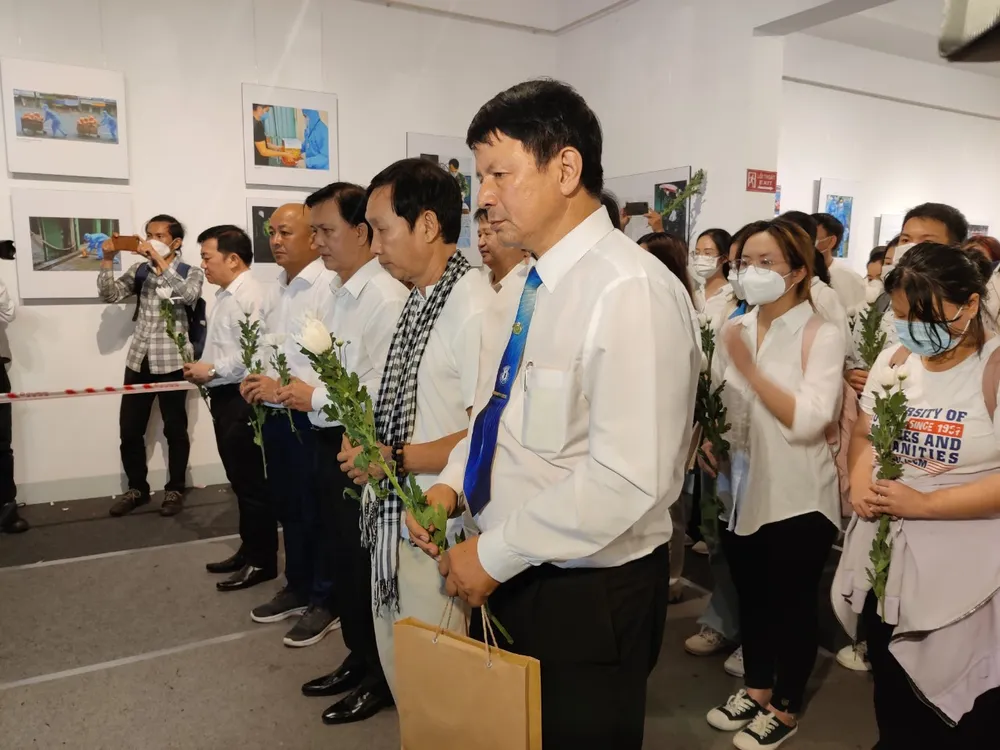 Nghệ sĩ nhiếp ảnh Trần Thế Phong ra mắt sách ảnh Sài Gòn Covid-19 ảnh 4