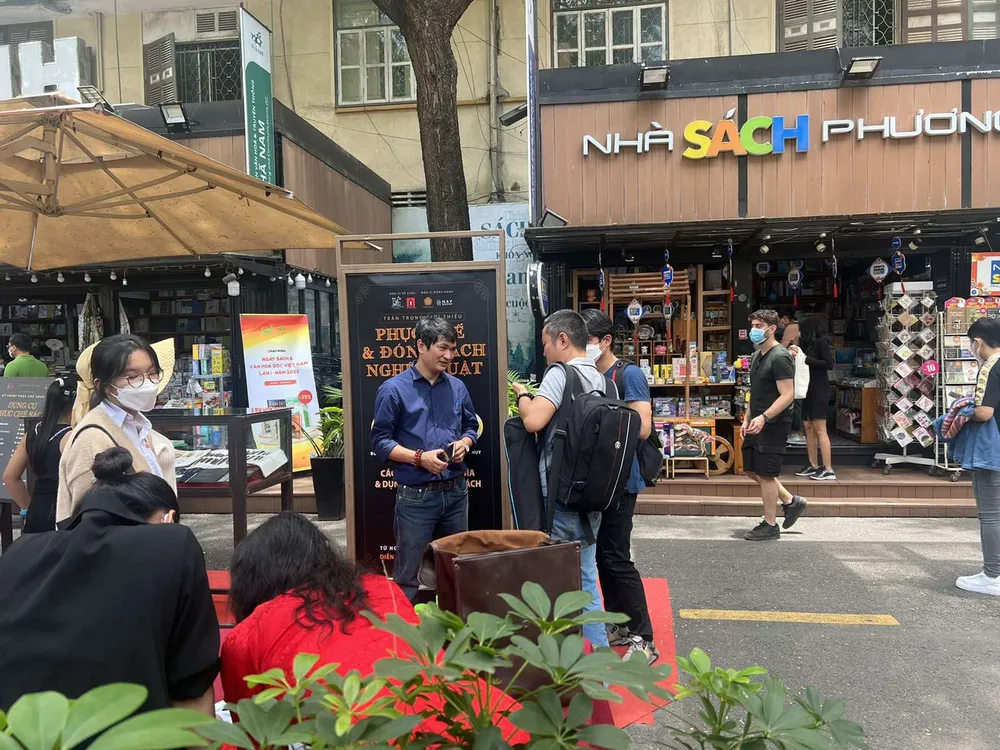 Đường sách TPHCM có thêm gian hàng phục chế và đóng sách nghệ thuật ảnh 1
