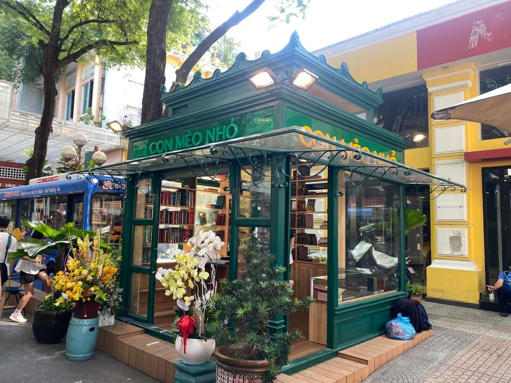 Đường sách TPHCM có thêm gian hàng phục chế và đóng sách nghệ thuật ảnh 3