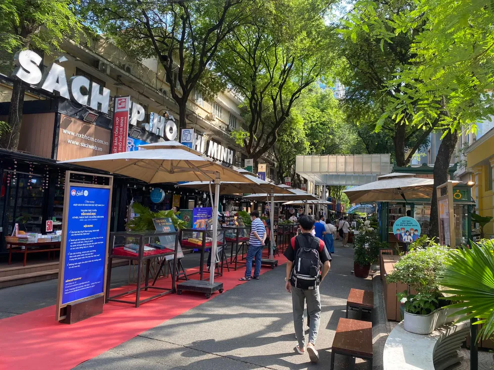 Đường sách TPHCM có thêm gian hàng phục chế và đóng sách nghệ thuật ảnh 2