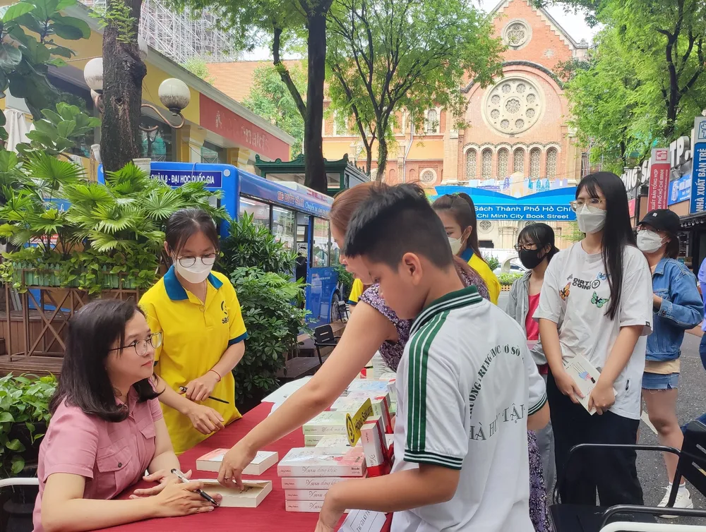 Tác giả Hồng Sakura: Muốn thành công và sống được với nghề, người viết phải nhận ra mình ngay trên trang viết ảnh 3
