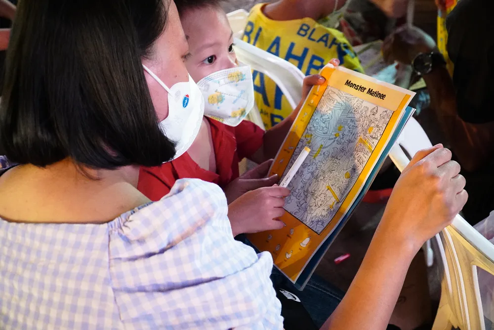  Thư giãn, tạo cảm hứng học tiếng Anh với bộ sách tranh song ngữ “Hidden Pictures“ ảnh 2