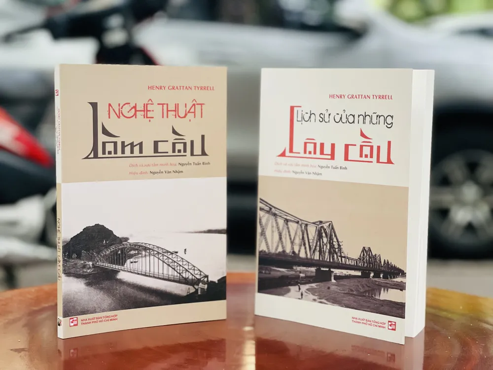 Cầu Long Biên và Hàm Rồng xuất hiện trong bộ sách của tác giả nước ngoài ảnh 1