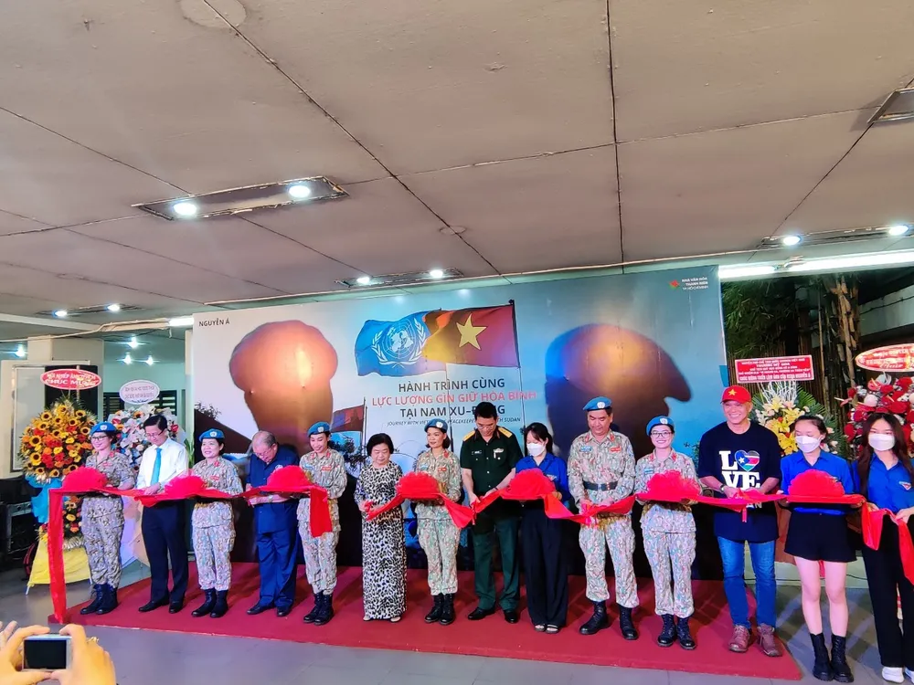 Nhiếp ảnh gia Nguyễn Á ra mắt sách ngợi ca lực lượng Gìn giữ hòa bình ảnh 5