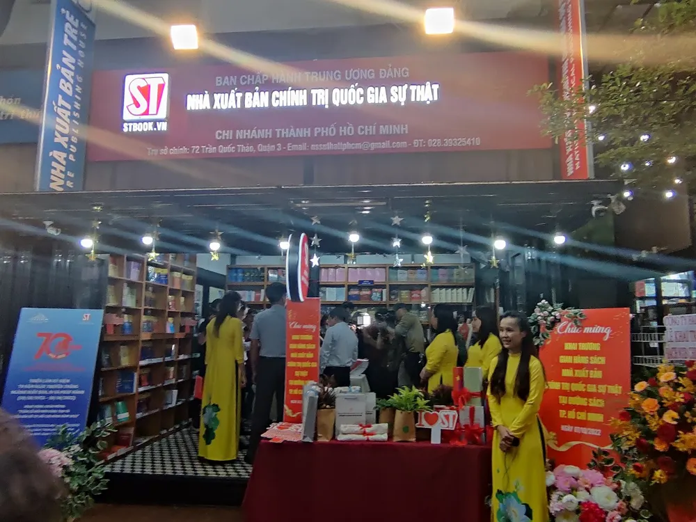 Khai trương gian hàng NXB Chính trị Quốc gia Sự thật tại Đường sách TPHCM ảnh 1