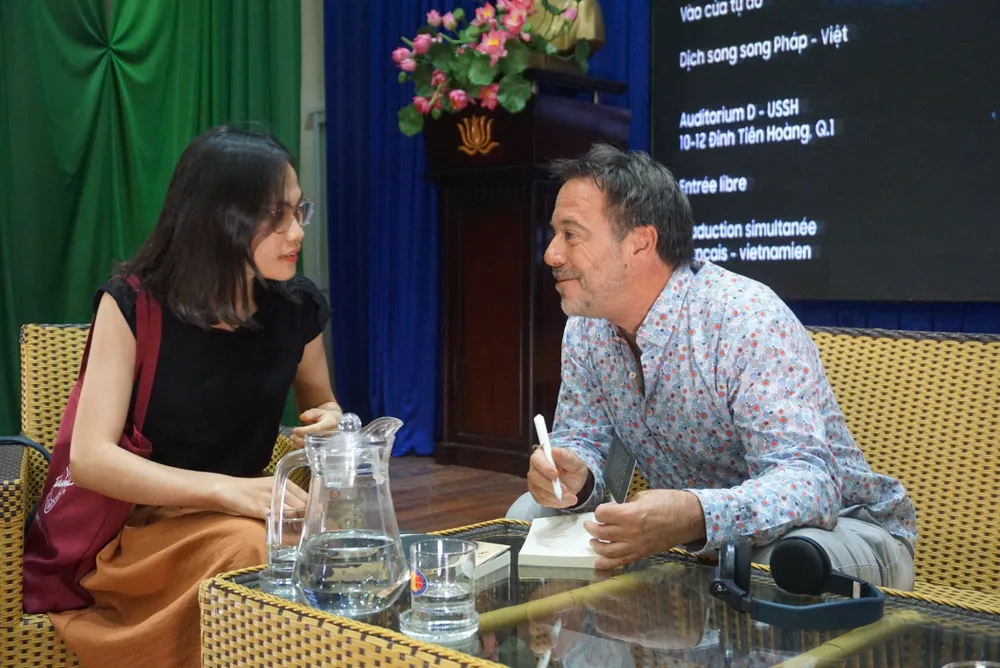 “Ông hoàng trinh thám” nước Pháp giao lưu với bạn đọc TPHCM ảnh 5