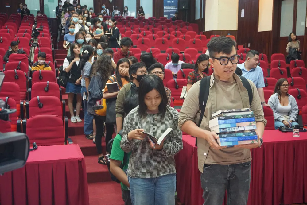 “Ông hoàng trinh thám” nước Pháp giao lưu với bạn đọc TPHCM ảnh 4