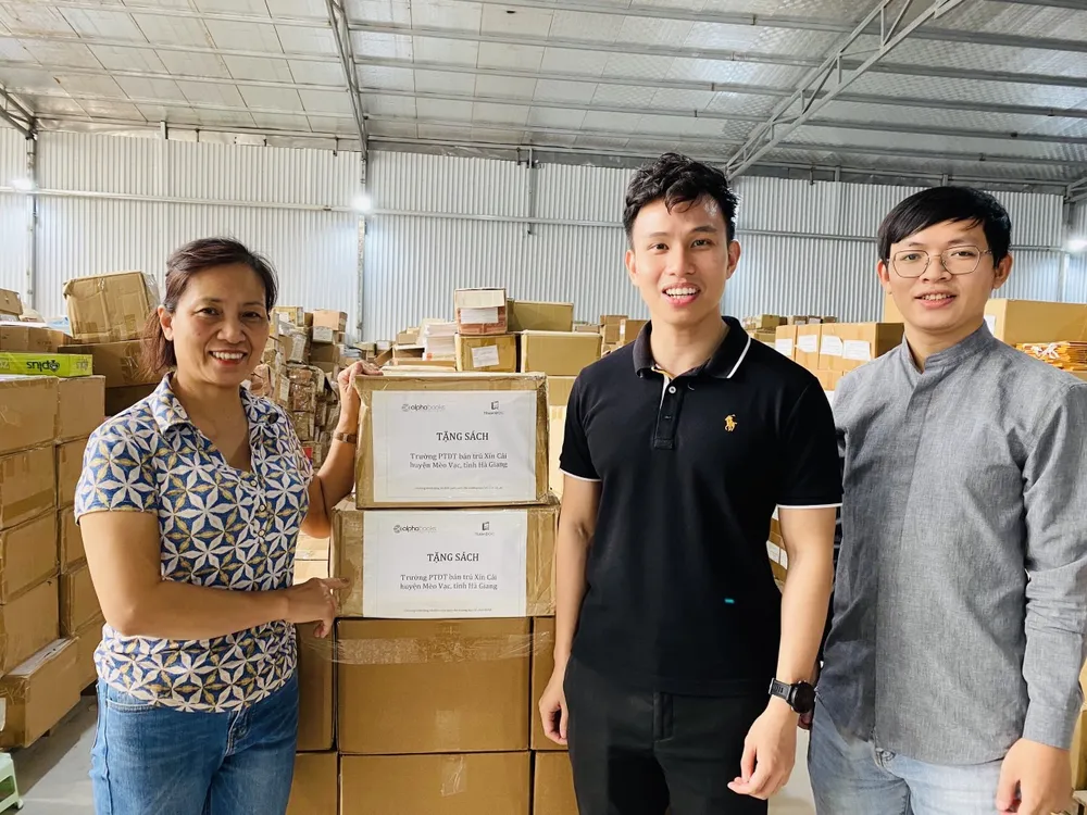 Trao tặng 10.000 cuốn sách tới 50 trường học và tổ chức trên cả nước  ảnh 1