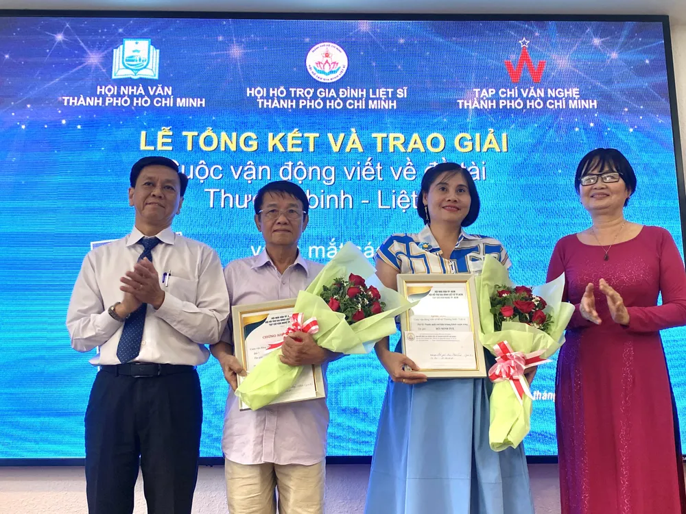 Đồng chí Nguyễn Thọ Truyền, Phó Trưởng ban Tuyên giáo Thành ủy TPHCM và Chủ tịch Hội Nhà văn TPHCM Bích Ngân trao giải Nhì cho hai tác giả Huỳnh Dũng Nhân và Bùi Minh Tuệ