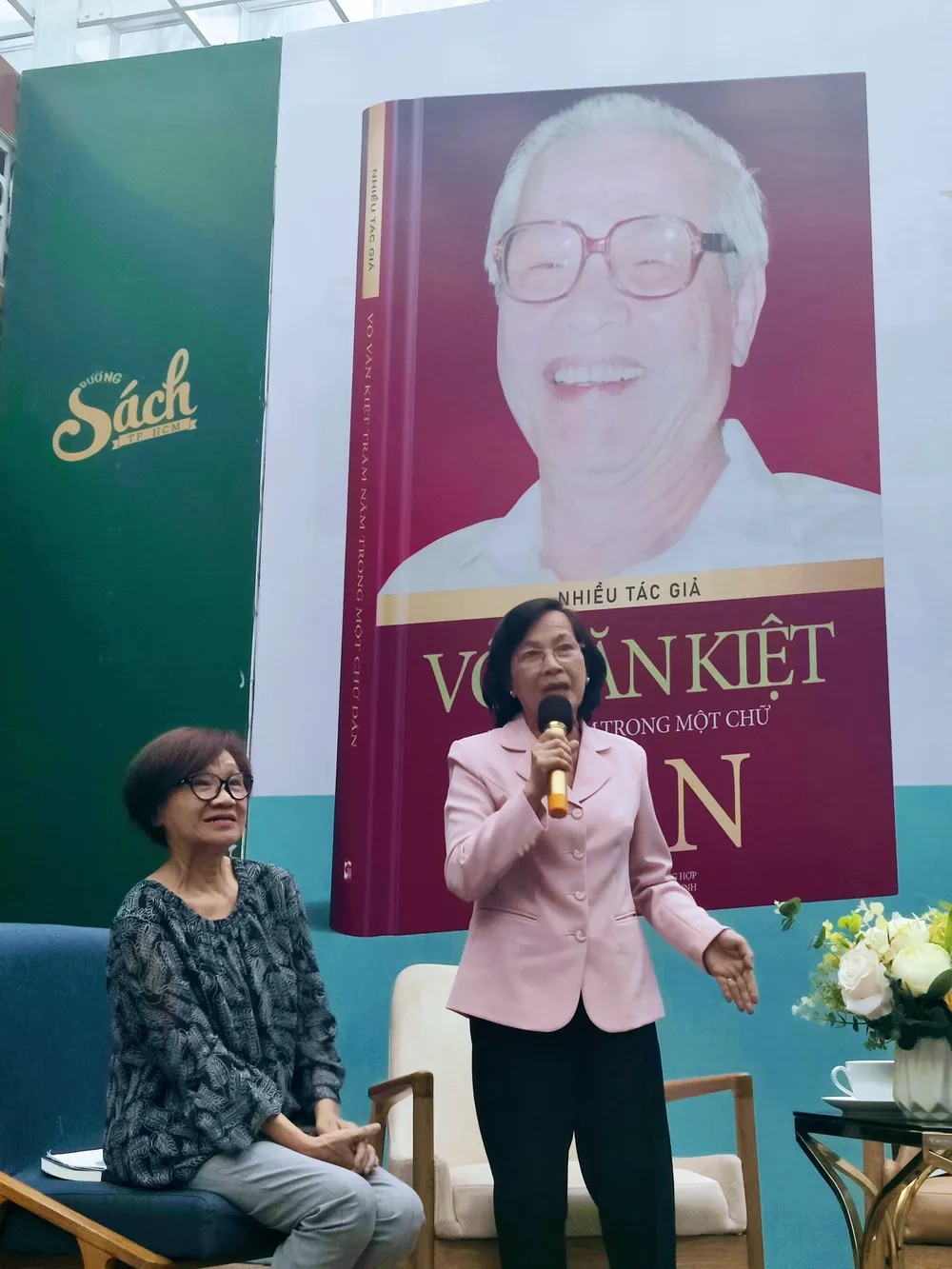 Bà Phạm Phương Thảo (đứng) chia sẻ ấn tượng và những kỷ niệm về cố Thủ tướng Võ Văn Kiệt